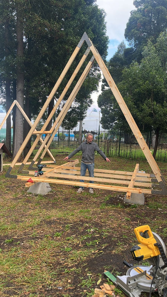 De la Desilusión a la Ecoaldea: la historia del fotógrafo que decidió construir su refugio en Colombia