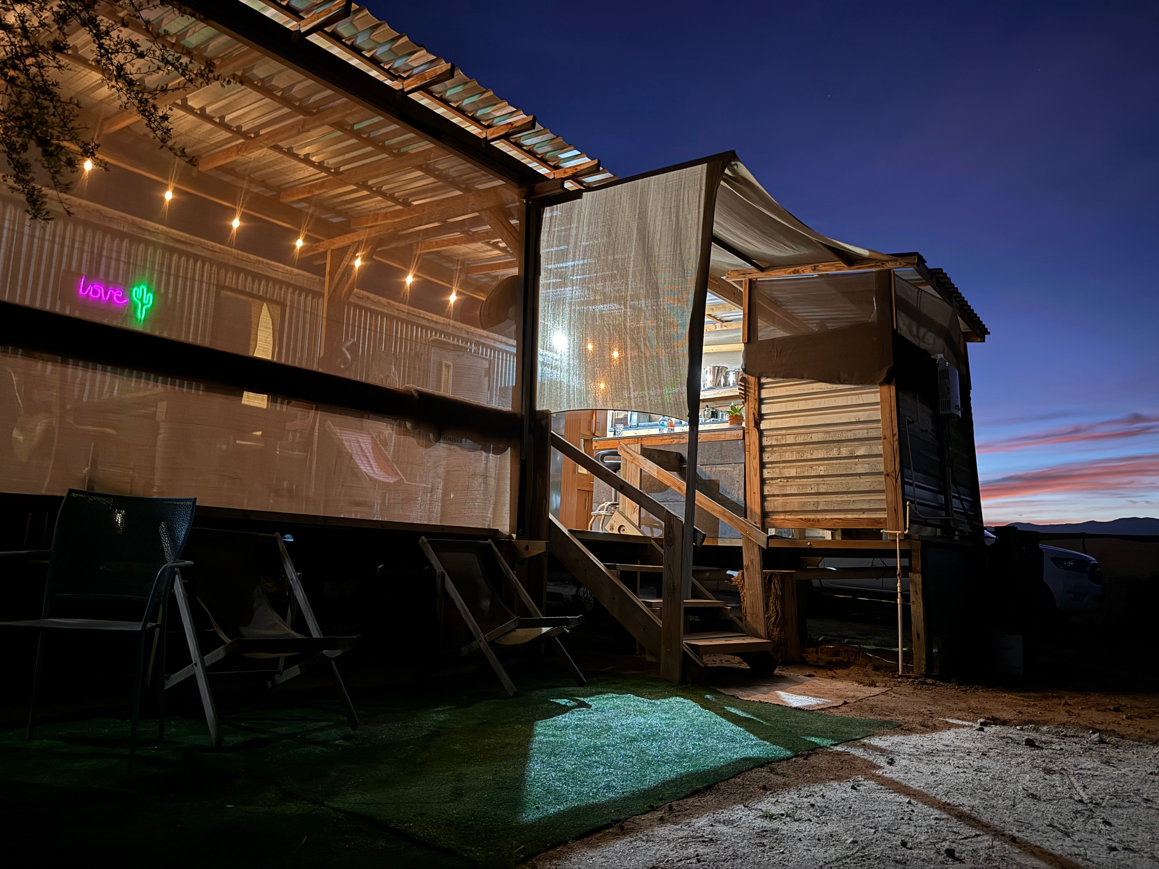 Casita iluminada al atardecer en La Ribera