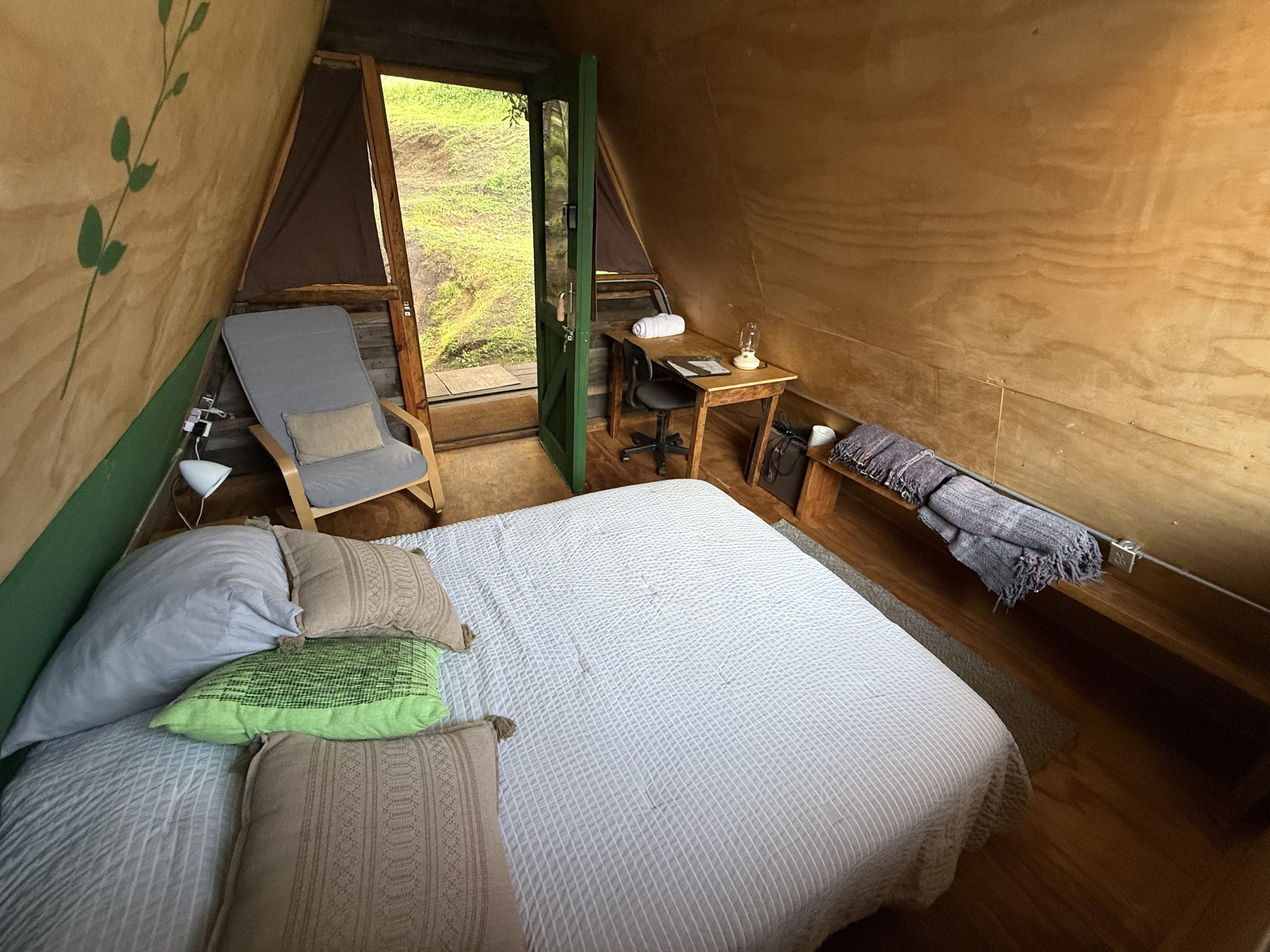 Cama y escritorio de la A-Frame 12 en Tapalpa