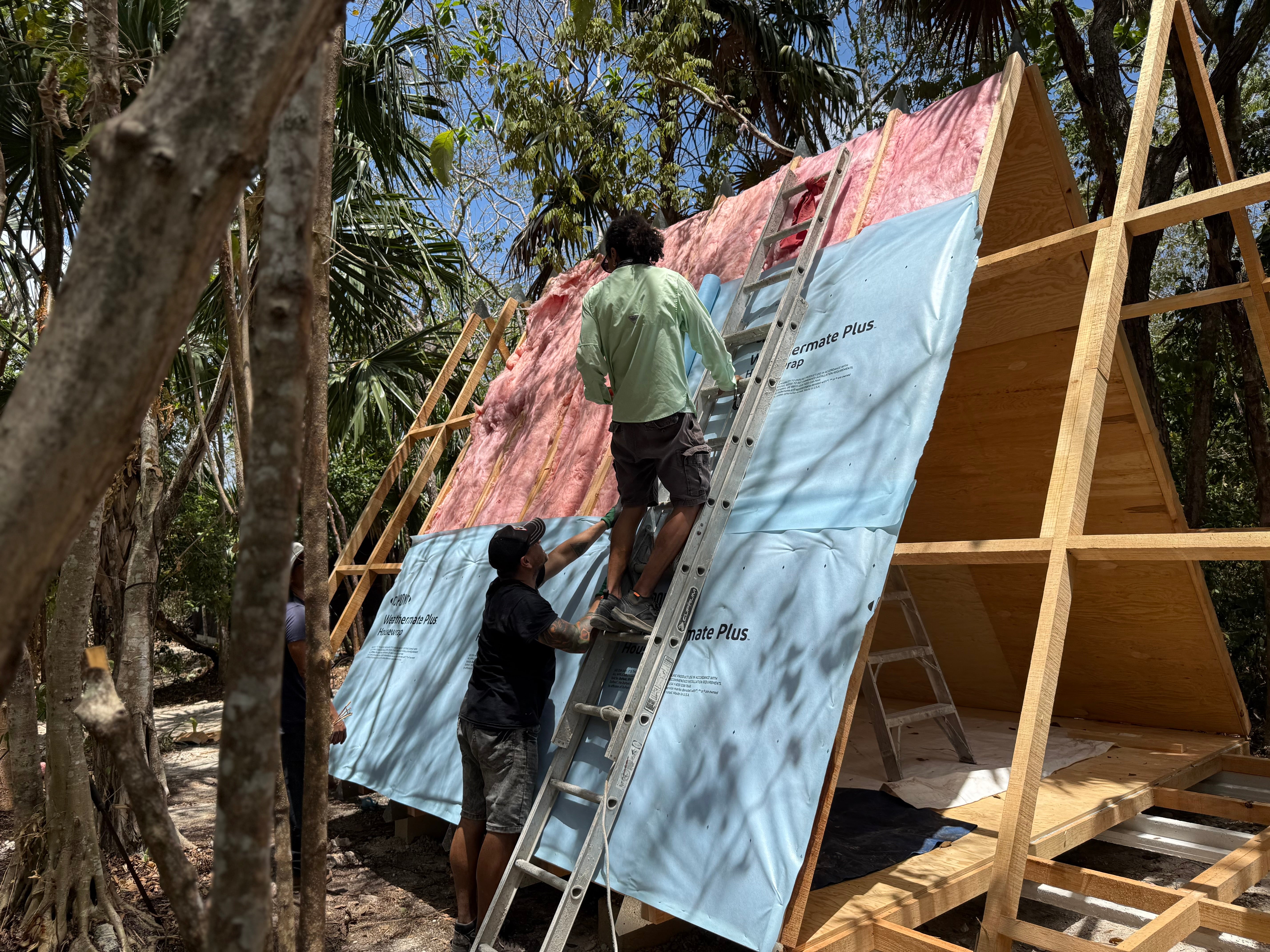 A-Frame BikiniHouses con cubierta de lámina bajo sol intenso