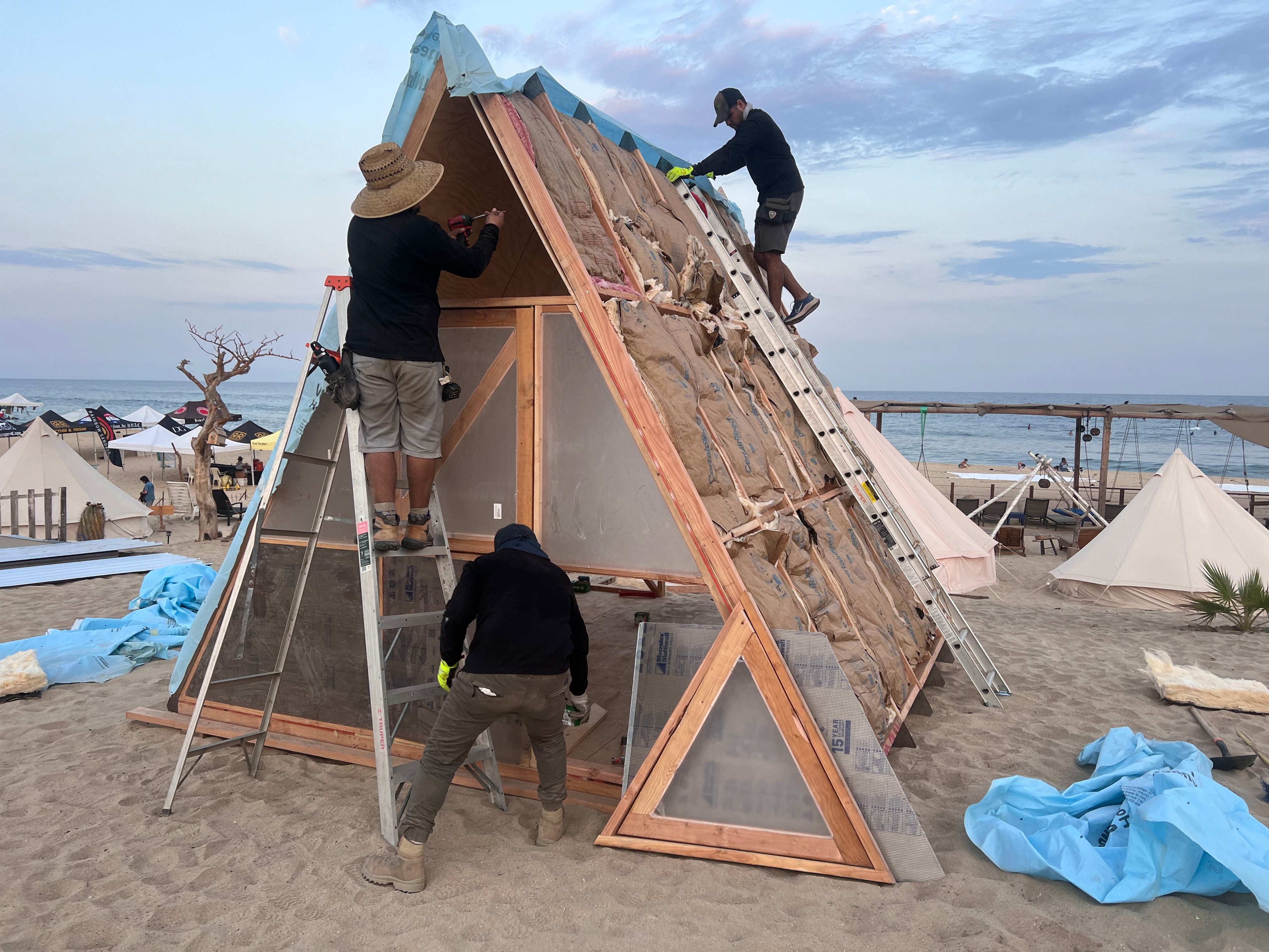 Construcción de envolvente térmica en una A-Frame BikiniHouses