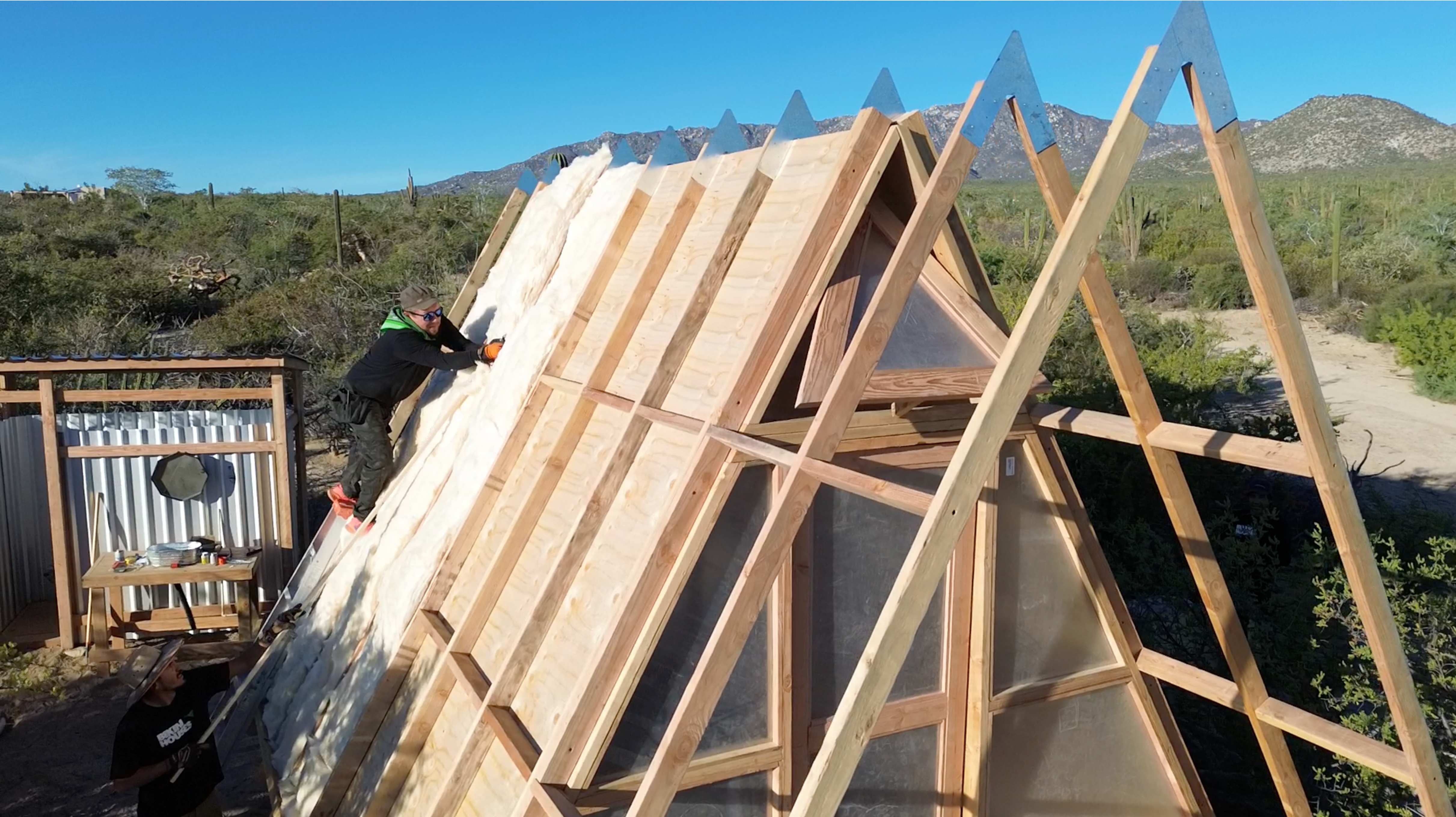 Instalación de aislamiento térmico en una A-Frame junto al mar