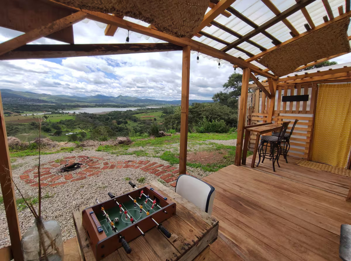 Deck exterior con vista al cerro