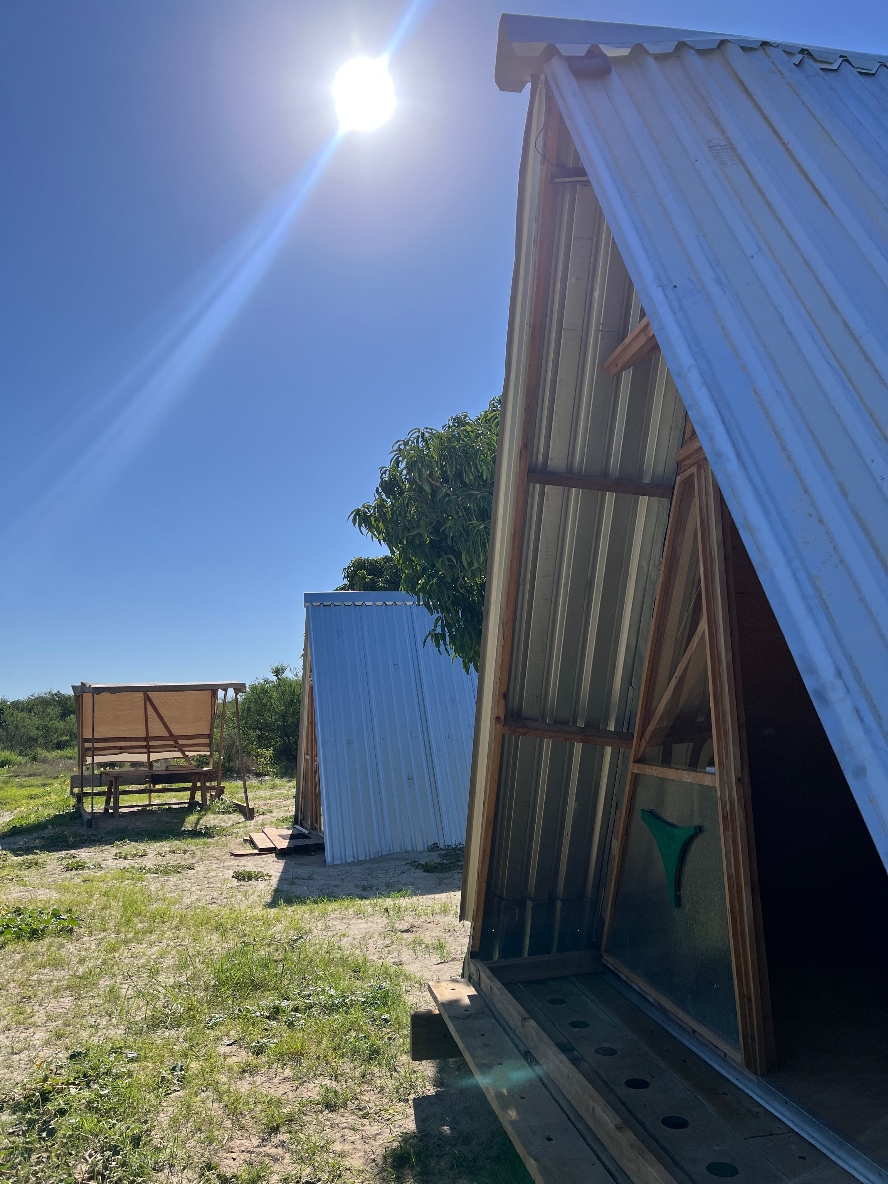 Aislamiento térmico instalado en una A-Frame BikiniHouses en desierto
