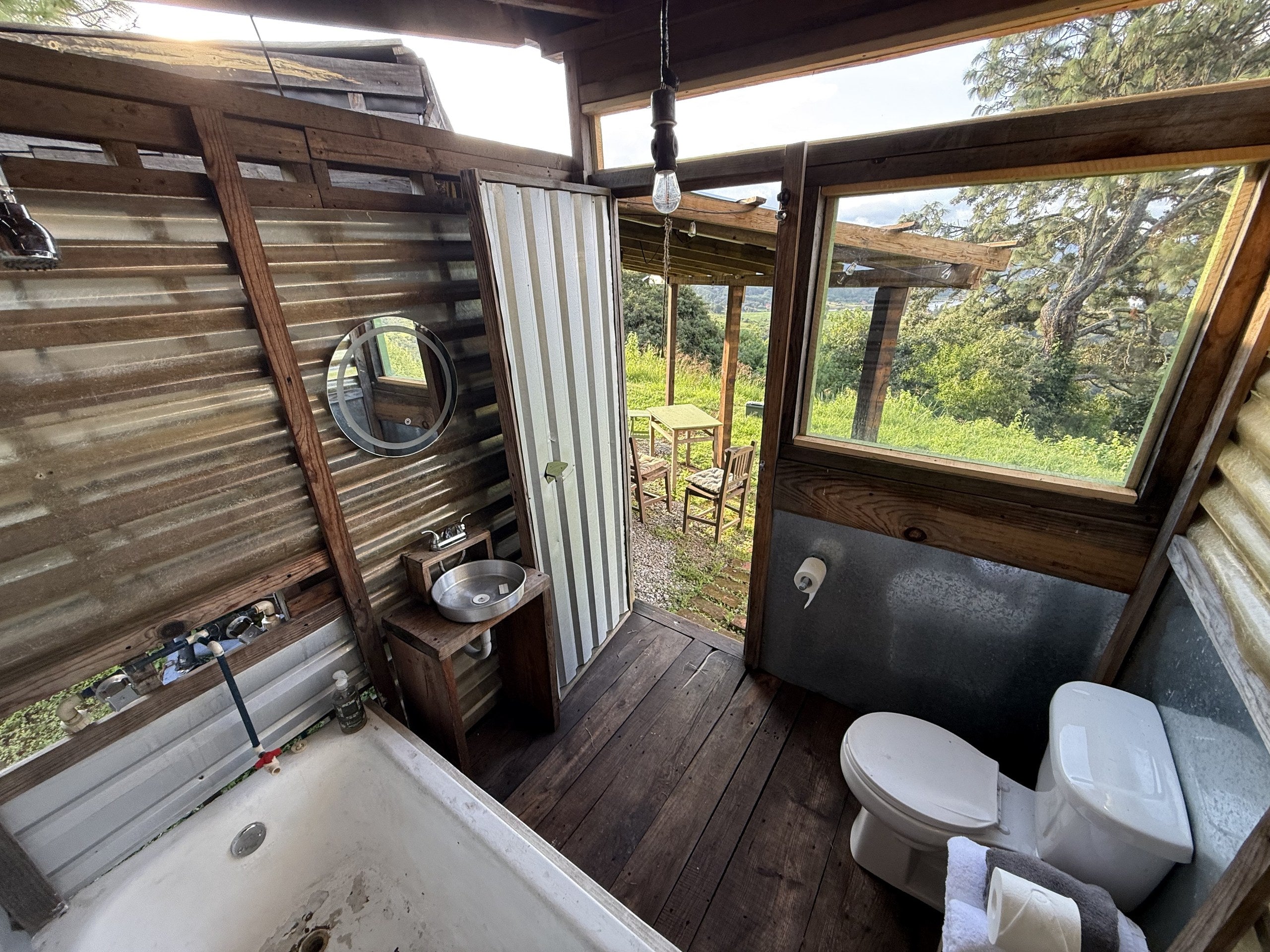 Baño exterior y vista de la Tiny Remolque